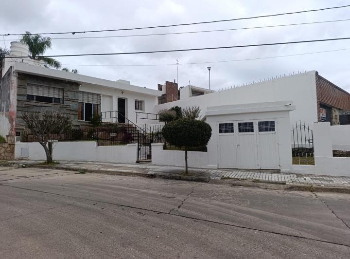 Casa · 214m² · 10 Ambientes · 1 Cochera