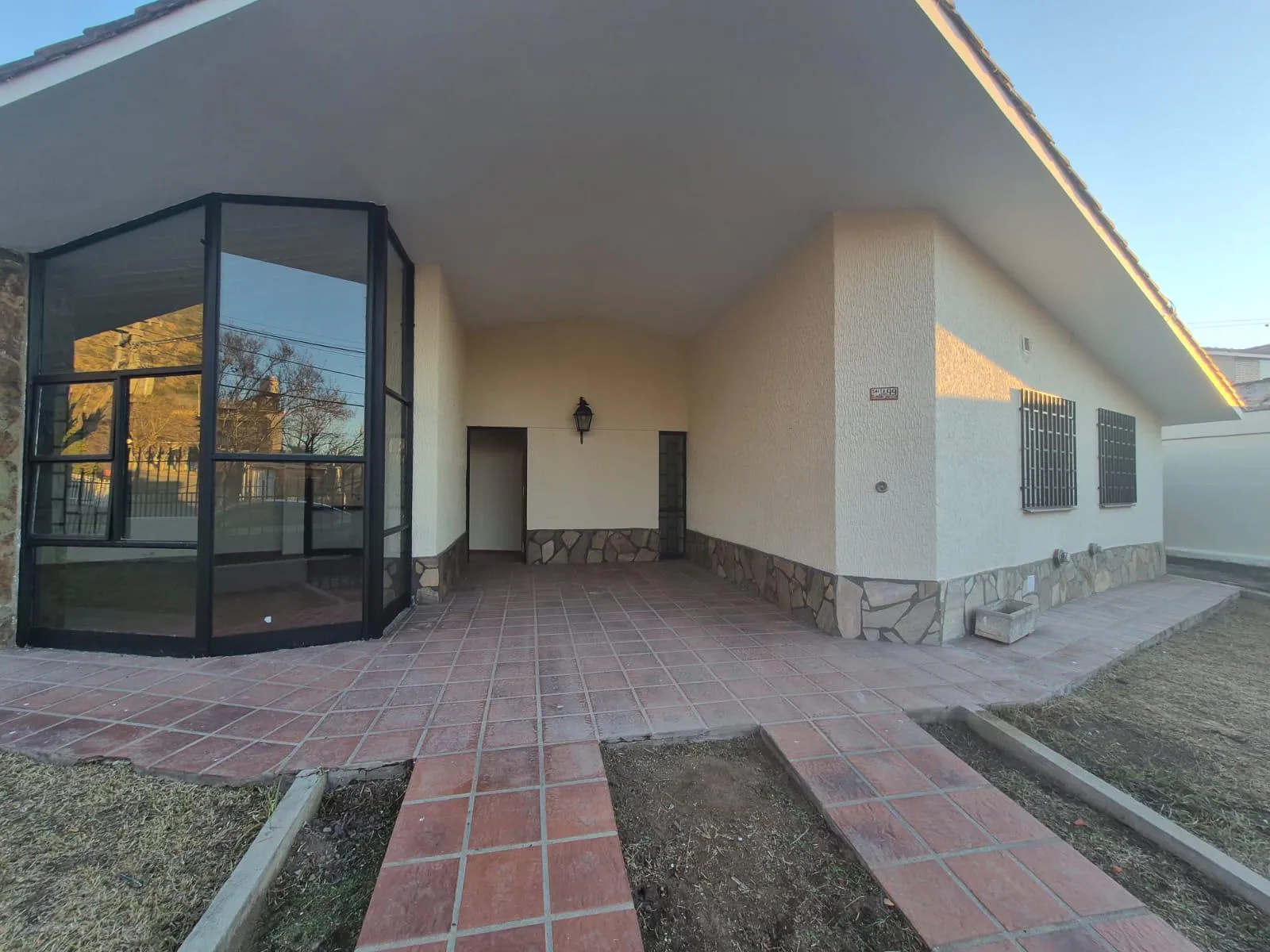 Se Alquila Casa de 2 Dor-  Cochera -Patio y Jardín    Villa Carlos Paz