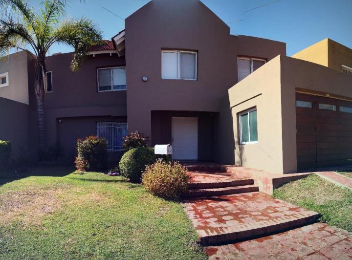 Casa · 280m² · 6 Ambientes · 2 Cocheras