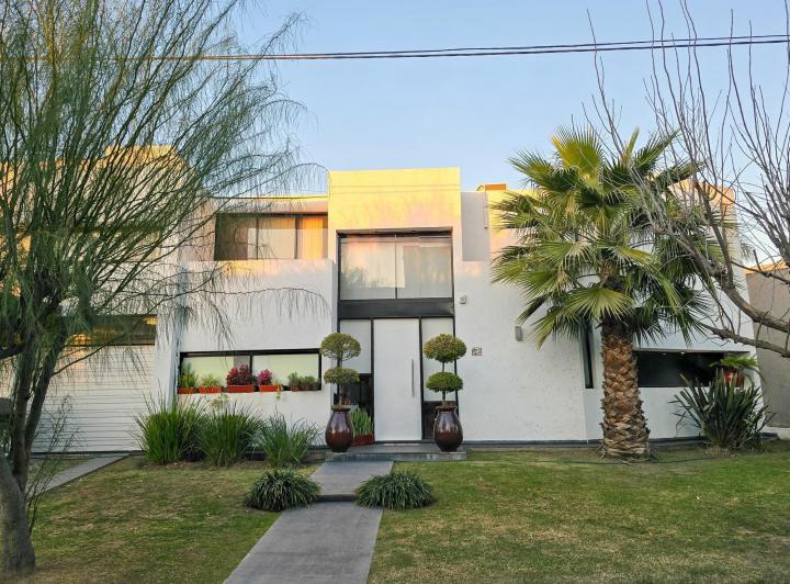 Casa · 231m² · 7 Ambientes · 2 Cocheras