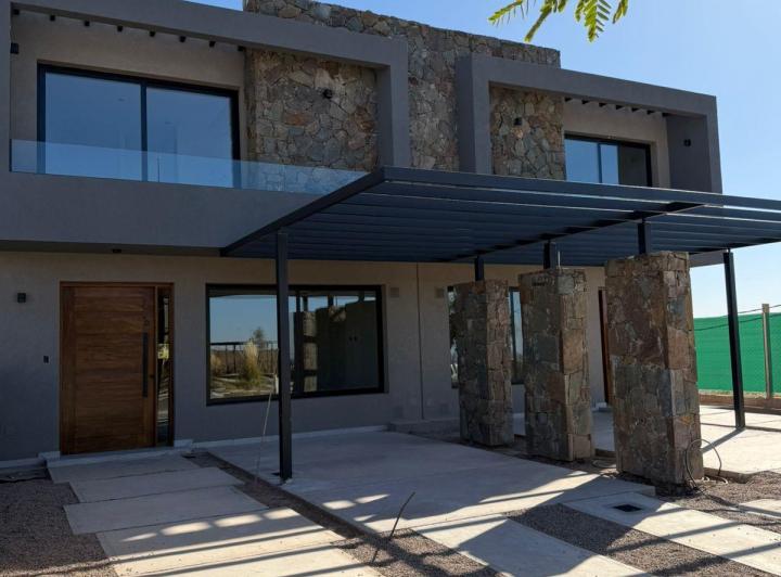 Casa · 140m² · 3 Dormitorios · 1 Cochera