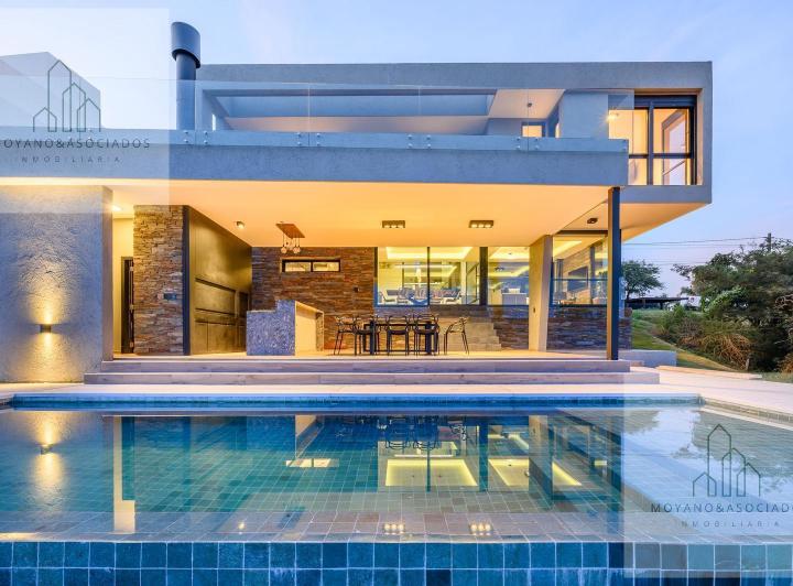 Casa · 398m² · 4 Dormitorios · 2 Cocheras
