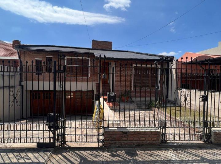 Casa · 215m² · 6 Ambientes · 1 Cochera