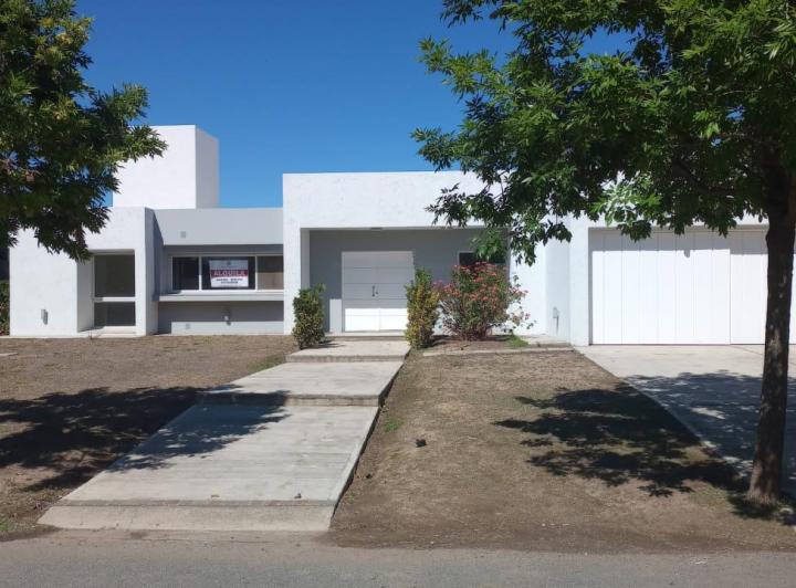 Casa · 310m² · 3 Dormitorios · 2 Cocheras