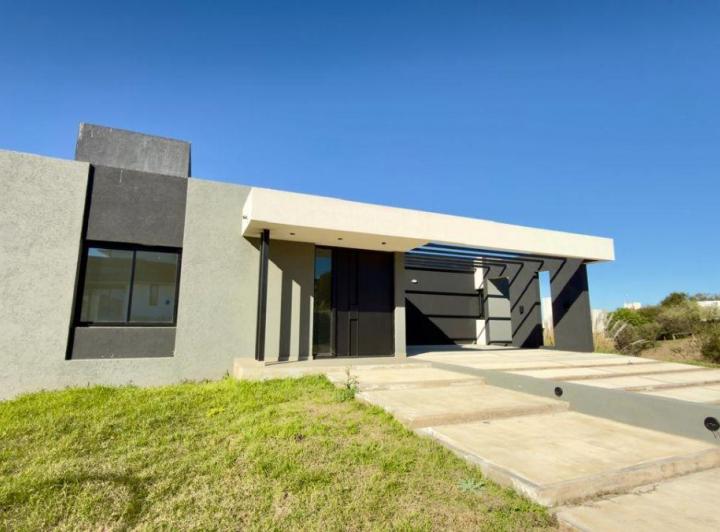 Casa · 220m² · 9 Ambientes · 2 Cocheras
