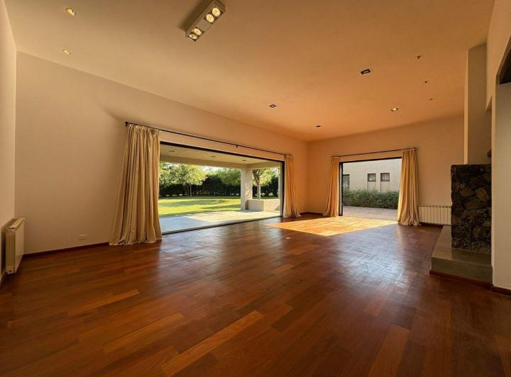 Casa · 463m² · 9 Ambientes · 4 Cocheras