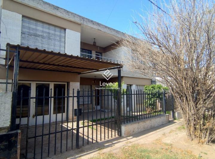 Casa · 253m² · 8 Ambientes · 2 Cocheras