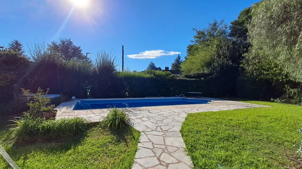 LA FALDA | VILLA EDÉN | CHALET EN PLANTA BAJA CON PARQUE Y PILETA- REC MENOR