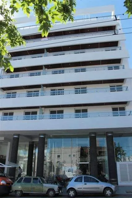 Departamento frente con gran balcón y dormitorio en suite