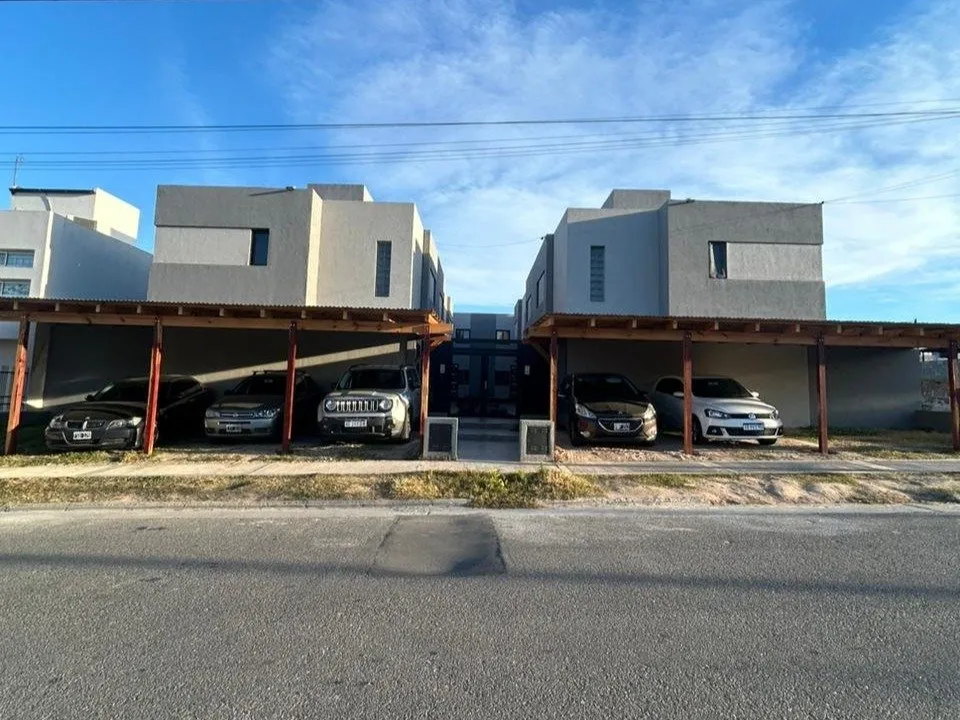 ALQUILER DUPLEX 3 DORMITORIOS EN HOUSING BARRIO LOMAS DEL CHATEAU