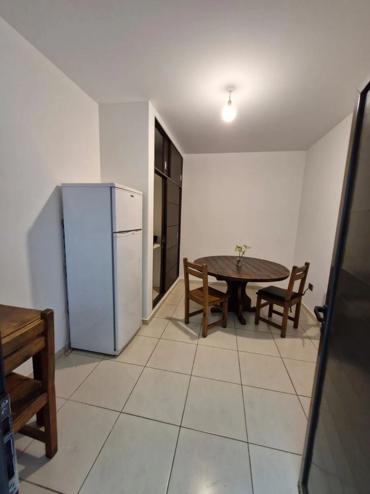 ALQUILO, DPTOS. SEMI-AMOBLADOS CON PATIO Y ASADOR DE USO COMUN