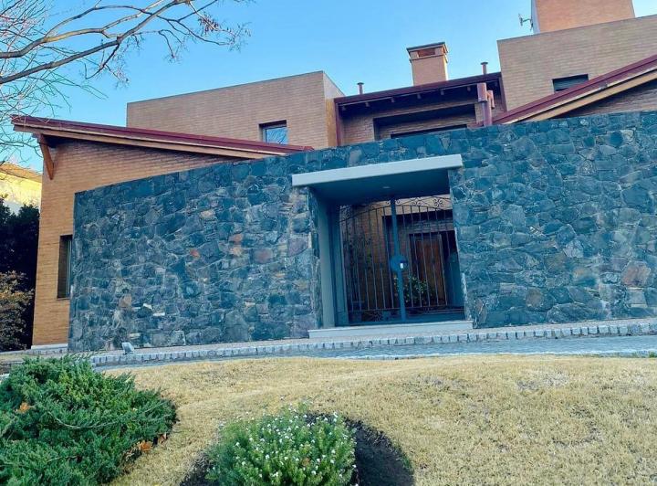 Casa · 520m² · 3 Ambientes · 2 Cocheras
