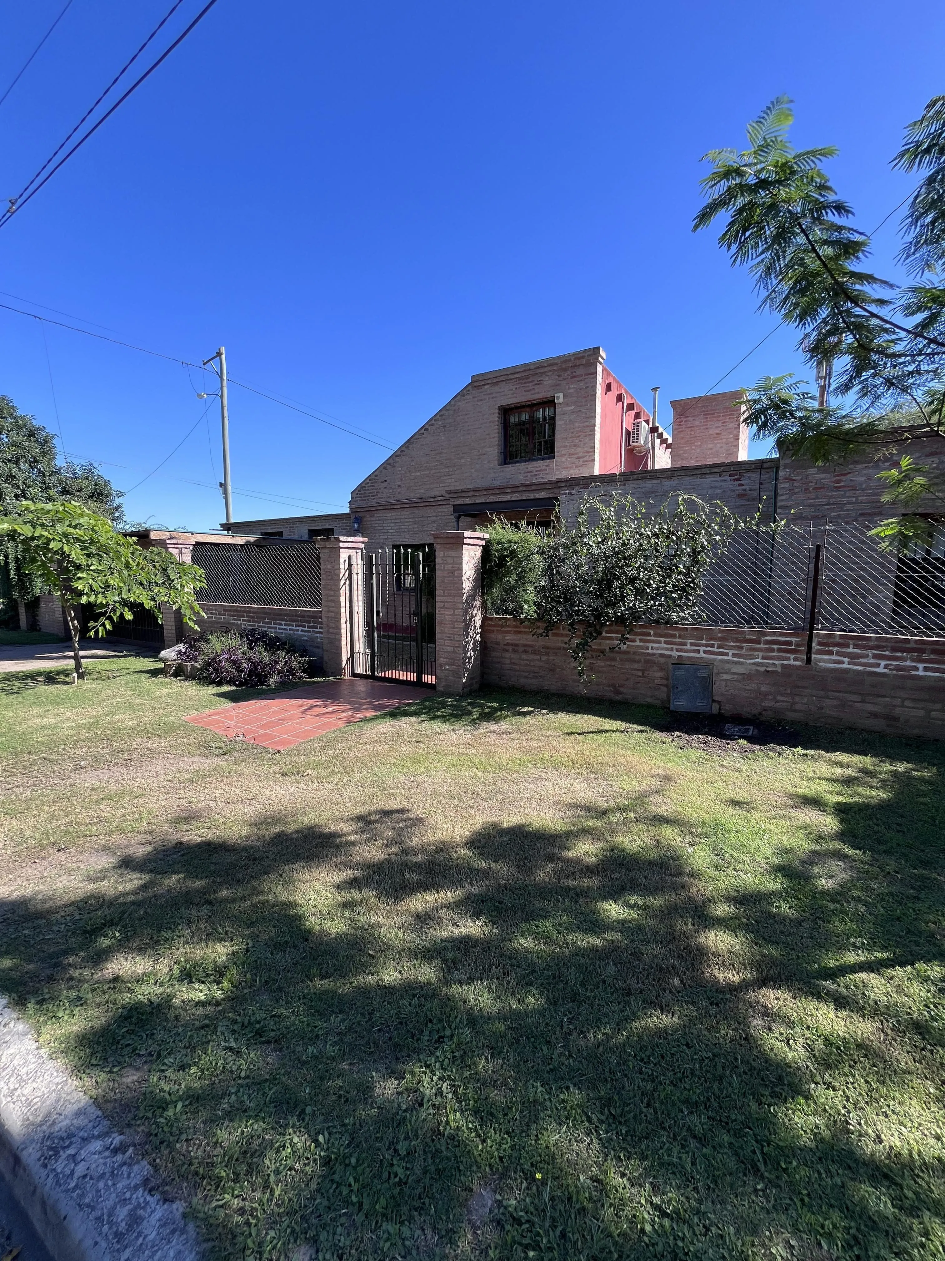 Casa de 2 dormitorios en Rivera Indarte! Con entrepiso!