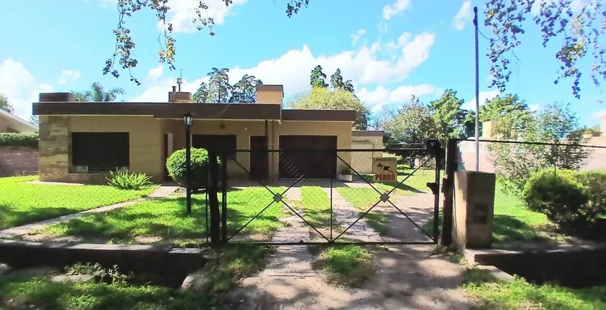 VENTA CASA 3 DORMITORIOS 1270M2 EN COLONIA CAROYA. MF