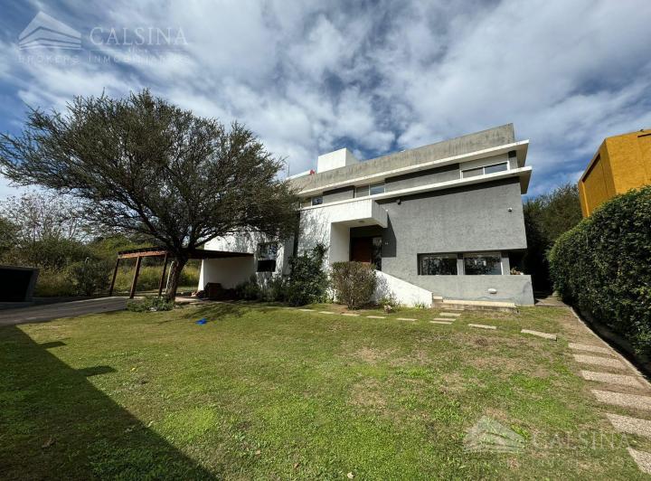 Casa · 324m² · 3 Dormitorios · 2 Cocheras