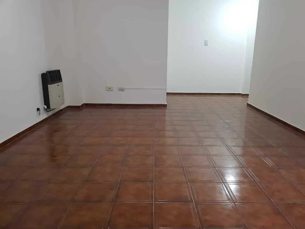 Nueva Córdoba. Excelente ubicación sobre Av. Velez Sarsfield. Departamento 1 dormitorio, cocina separada, ventilador techo y calefactor, Todo Impecable Estado! EXPENSAS SUPER BAJAS!