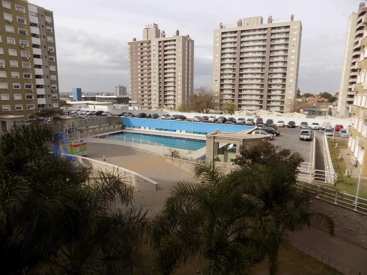 VENTA - VILLASOL - DEPTO 3 DORM. 2 BAÑOS. COCINA SEPARADA . CON COCHERA
