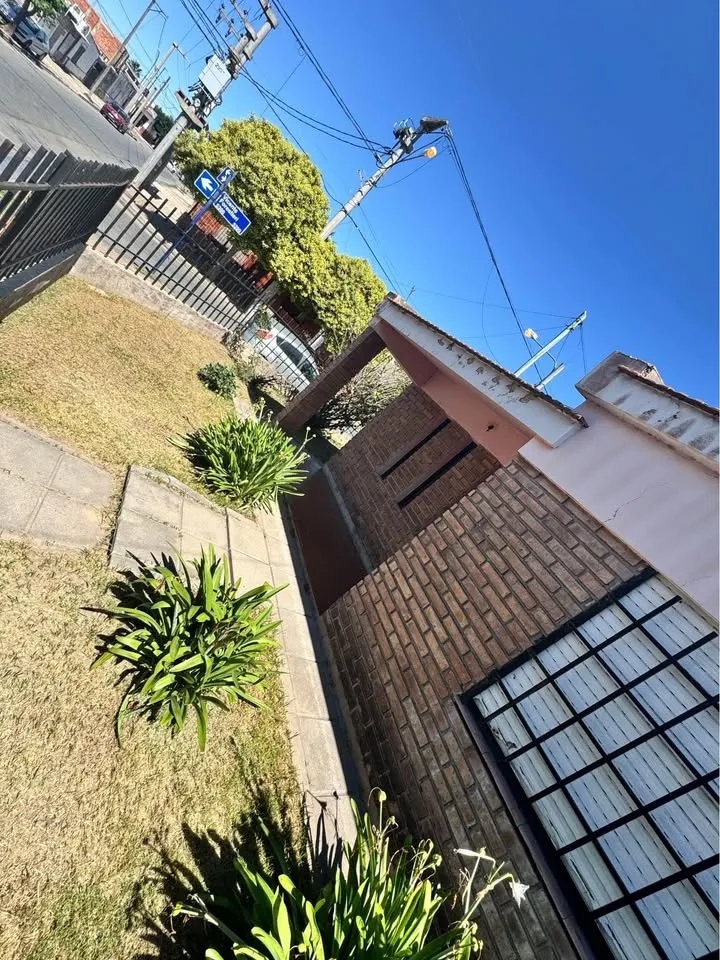VENTA CASA ESQUINA EN VILLA EL LIBERTADOR - 2 DORMITORIOS