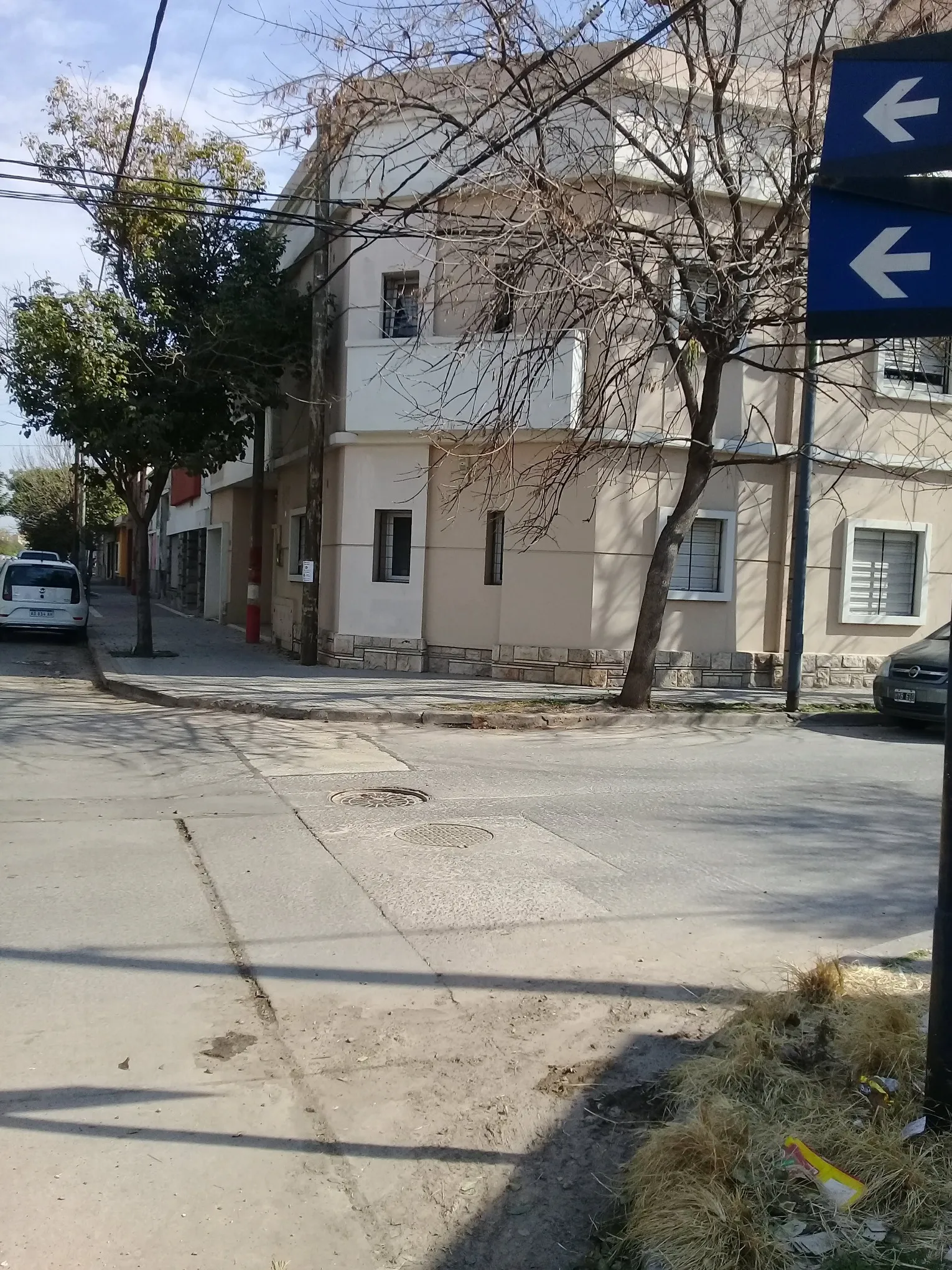 Alquiló  depto 2 dorm. con cochera calle Augusto López