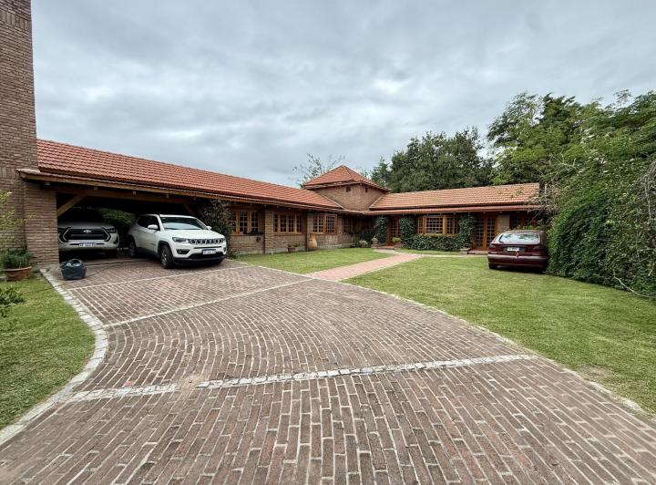 Casa · 1379m² · 6 Ambientes · 2 Cocheras