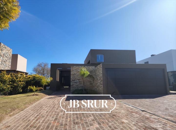 Casa · 374m² · 5 Ambientes · 2 Cocheras