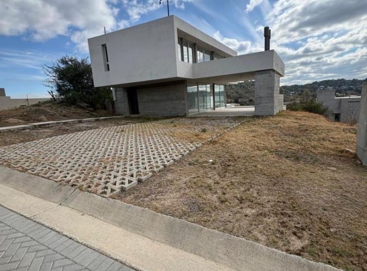 Casa · 200m² · 8 Ambientes · 2 Cocheras