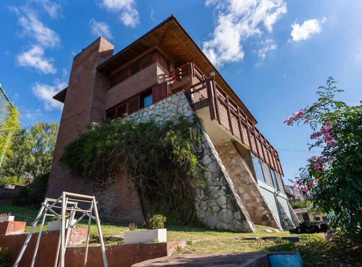 Casa · 500m² · 5 Dormitorios · 4 Cocheras