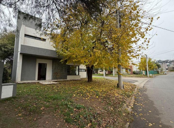 Casa · 130m² · 1 Ambiente · 2 Cocheras