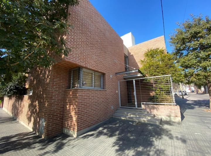 Casa · 220m² · 4 Ambientes · 2 Cocheras