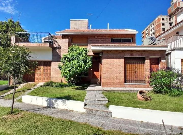 Casa · 236m² · 8 Ambientes · 2 Cocheras