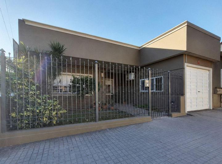Casa · 197m² · 6 Ambientes · 2 Cocheras