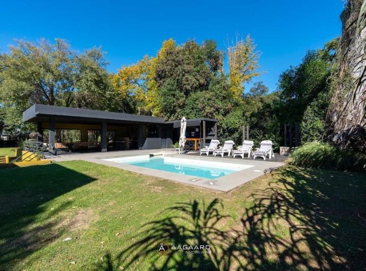 Casa · 550m² · 3 Ambientes · 5 Cocheras
