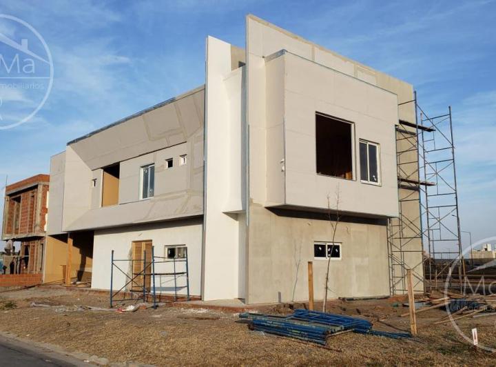 Casa · 360m² · 3 Dormitorios · 2 Cocheras