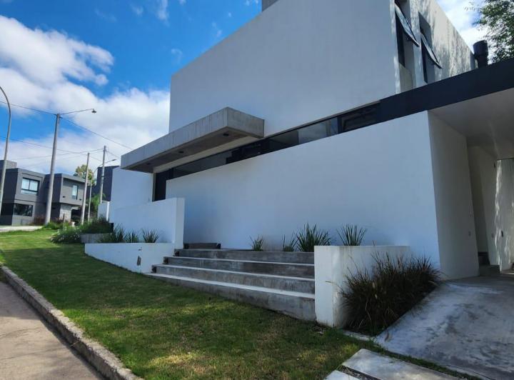 Casa · 194m² · 5 Ambientes · 2 Cocheras