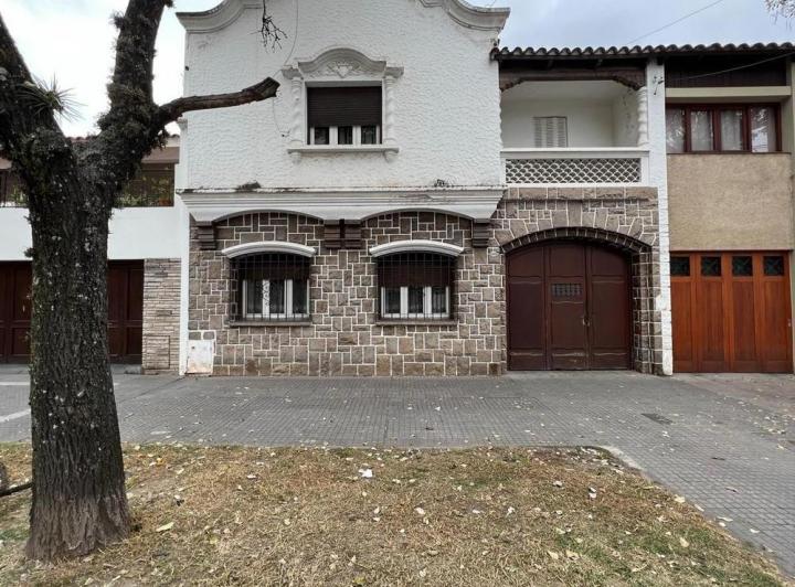 Casa · 260ha · 5 Ambientes · 1 Cochera