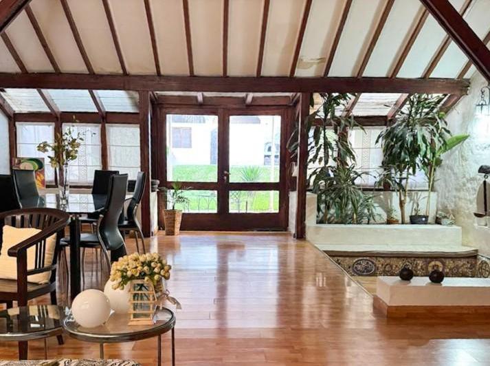 Casa · 330m² · 10 Ambientes · 1 Cochera