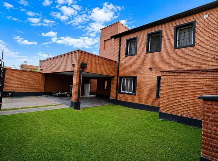 Casa · 300m² · 7 Ambientes · 2 Cocheras