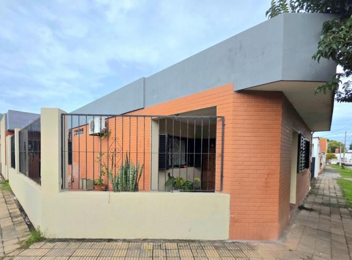 Casa · 220m² · 8 Ambientes · 3 Cocheras