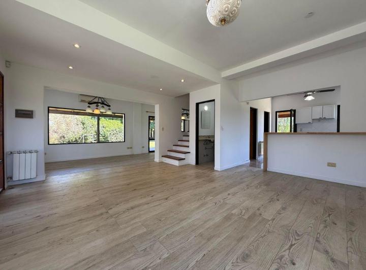Casa · 200m² · 5 Ambientes · 2 Cocheras