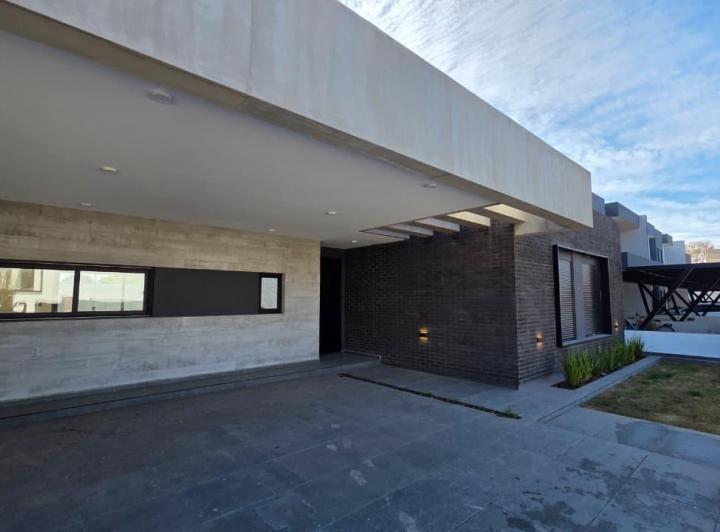 Casa · 230m² · 5 Ambientes · 2 Cocheras