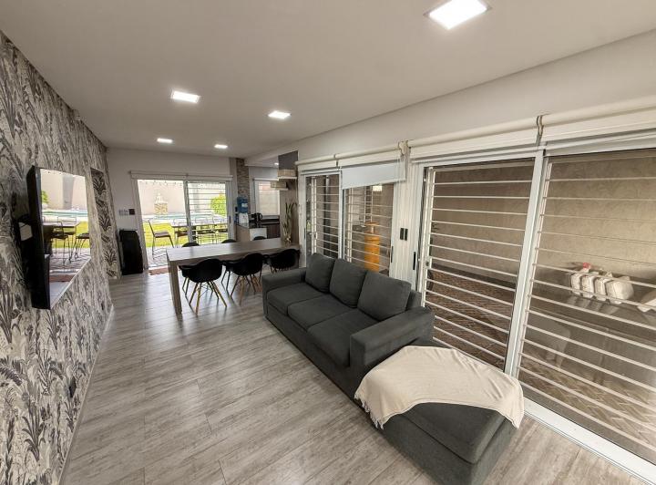 Casa · 140m² · 5 Ambientes · 2 Cocheras
