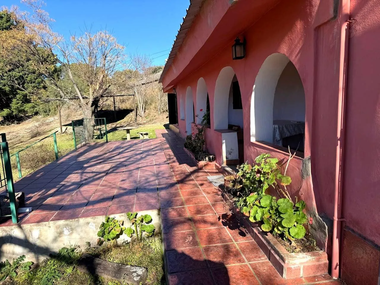 CAMPO + CASA CASCO ESTANCIA EN EL CENTRO DE TANTI