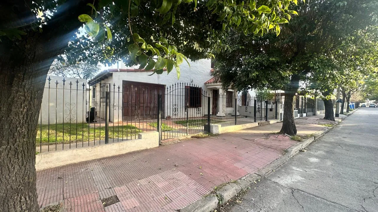 SE VENDE CASA -3 DORM - 3 BAÑOS - COCHERA - PILETA - QUINCHO- PARQUE CAPITAL.