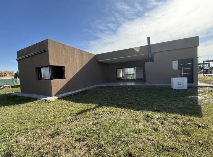 Casa · 210m² · 4 Ambientes · 2 Cocheras