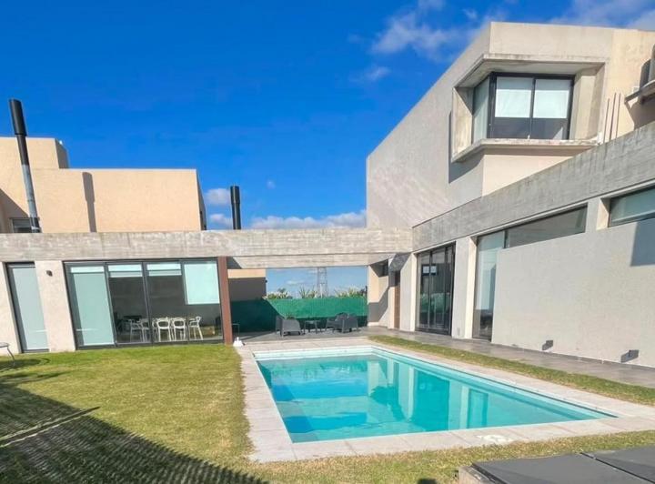 Casa · 135m² · 3 Ambientes · 2 Cocheras