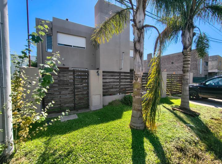 Casa · 180m² · 2 Ambientes · 2 Cocheras
