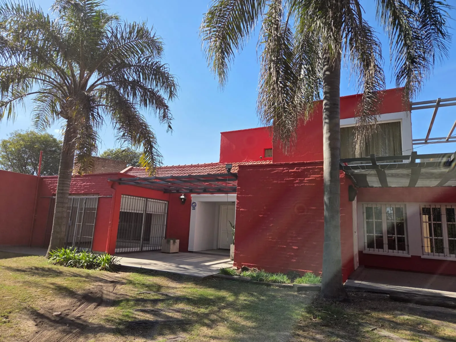 Casa en Alquiler 4 Dorm. en Villa Belgrano frente campo deporte Lasalle - apto también para oficina comercial
