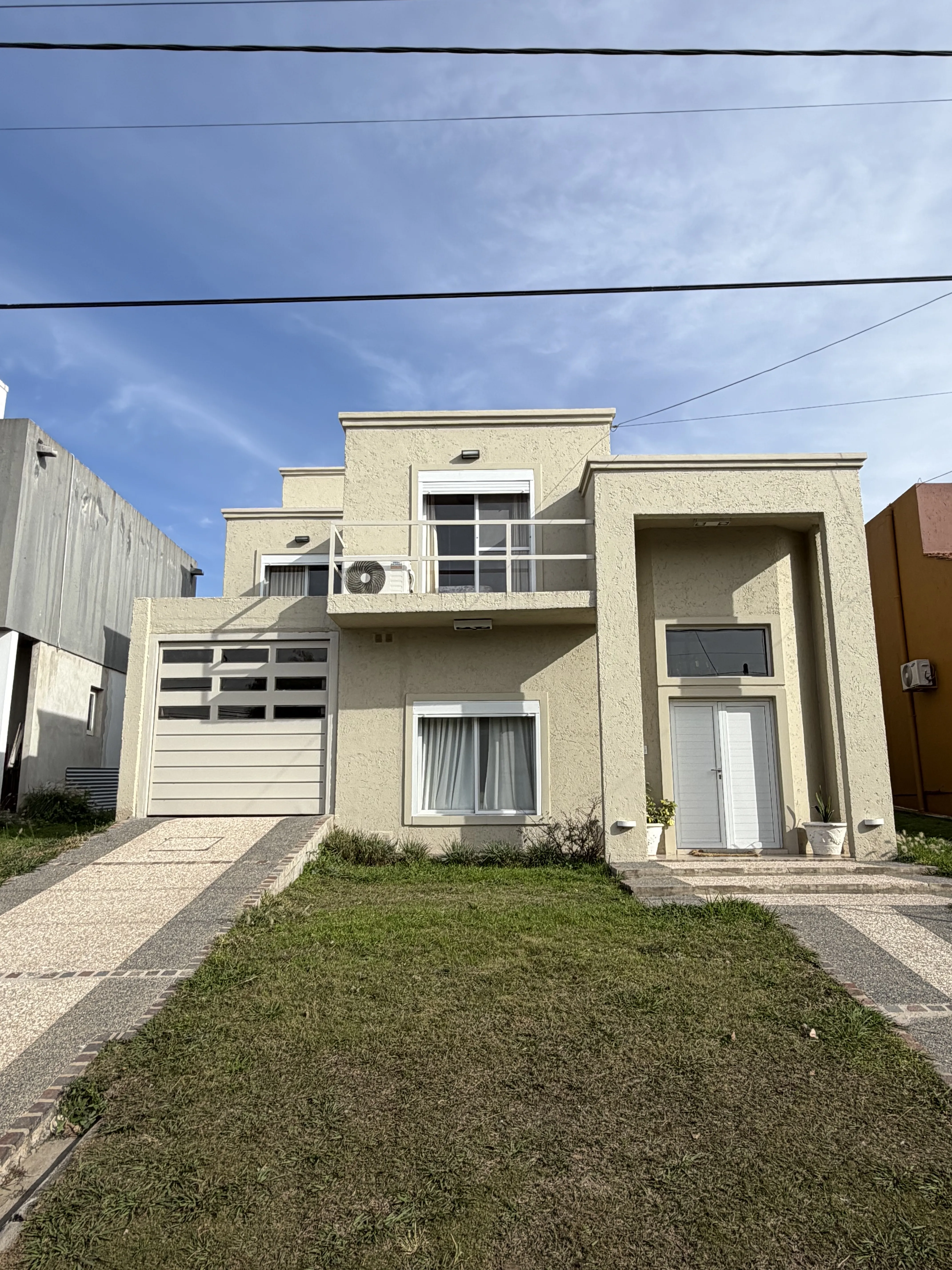 LA ESTANZUELA - CASA EN VENTA DE 3 DORMITORIOS