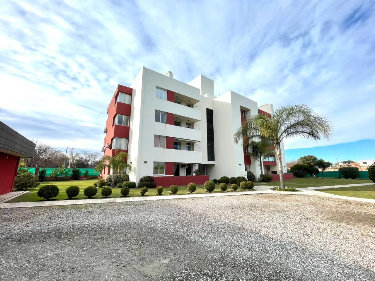 DEPARTAMENTO EN ALQUILER COMPLEJO CERRADO 3 DORMITORIOS CON COCHERA