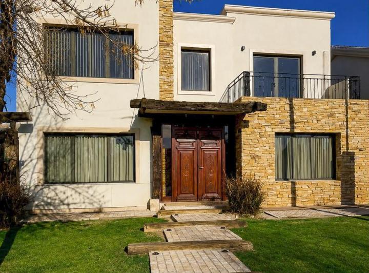 Casa · 300m² · 9 Ambientes · 6 Cocheras